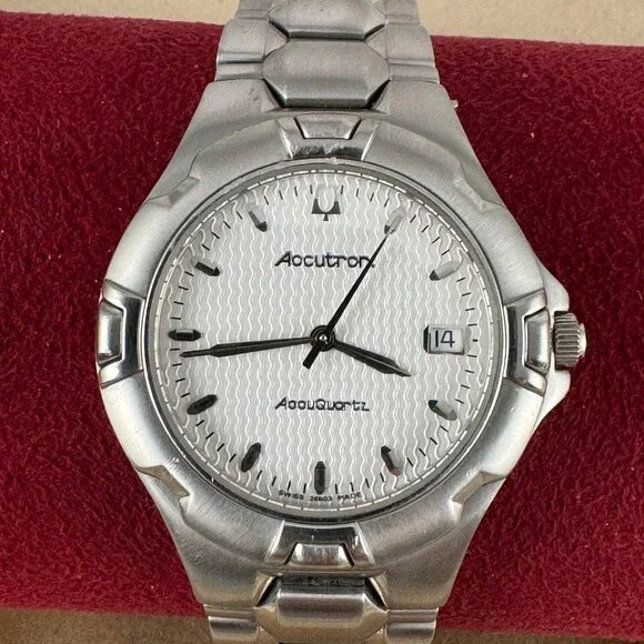 Vintage Bulova Man’s Accutron AccuQuartz 17 Jewel Self Winding Watch T9 - Picture 2 of 9